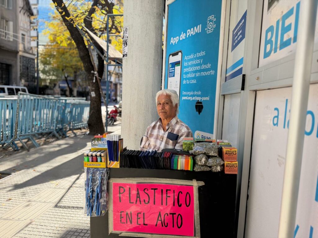 Jubilados y trabajadores de Pami realizaron un abrazo solidario