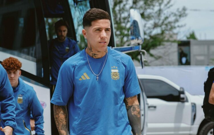 La Selección Argentina aterrizó en Kansas y prepara la defensa del título mundialista Enzo Fernández al llegar a la concentración.