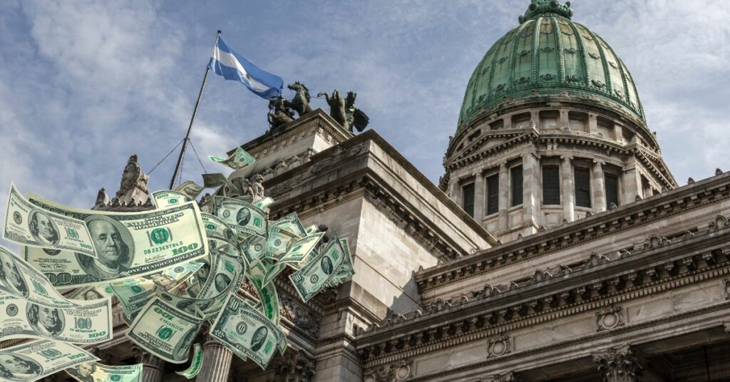 La Secretaría de Finanzas, bajo la dirección de Federico Furiase, informó que el stock de deuda bruta de la Administración Central ascendió a USD 496.676 millones en abril de 2026, de los cuales el 99,5% (USD 494.141 millones) se encuentra en situación de pago normal.