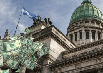 La Secretaría de Finanzas, bajo la dirección de Federico Furiase, informó que el stock de deuda bruta de la Administración Central ascendió a USD 496.676 millones en abril de 2026, de los cuales el 99,5% (USD 494.141 millones) se encuentra en situación de pago normal.
