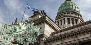 La Secretaría de Finanzas, bajo la dirección de Federico Furiase, informó que el stock de deuda bruta de la Administración Central ascendió a USD 496.676 millones en abril de 2026, de los cuales el 99,5% (USD 494.141 millones) se encuentra en situación de pago normal.