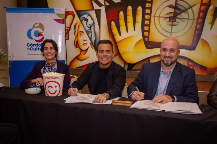 Marcelo Rodio y Silvina Nano durante la firma del programa IECA en el Cinemark del Nuevocentro Shopping.