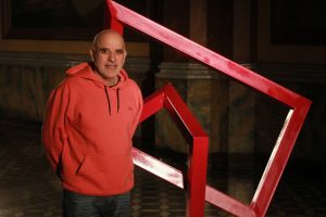 “Por donde transito hay color”: Luis Bernardi despliega sus nuevas piezas en el Buen Pastor