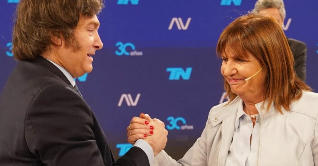 El saludo de Milei y Bullrich, en los estudios de TN. Foto: Martín Bonetto.