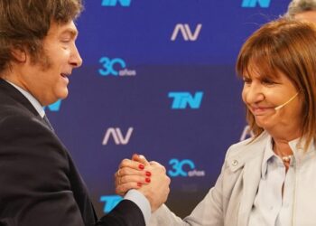 El saludo de Milei y Bullrich, en los estudios de TN. Foto: Martín Bonetto.