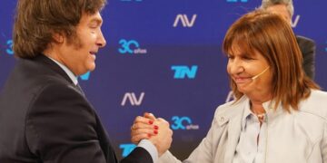 El saludo de Milei y Bullrich, en los estudios de TN. Foto: Martín Bonetto.