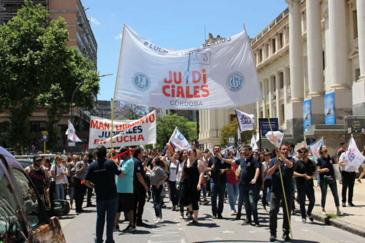 La medida de fuerza afecta la actividad en tribunales de toda la provincia y continuará con movilizaciones y asambleas sorpresivas.