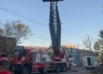 Murió un hombre electrocutado mientras manipulaba cables en un poste