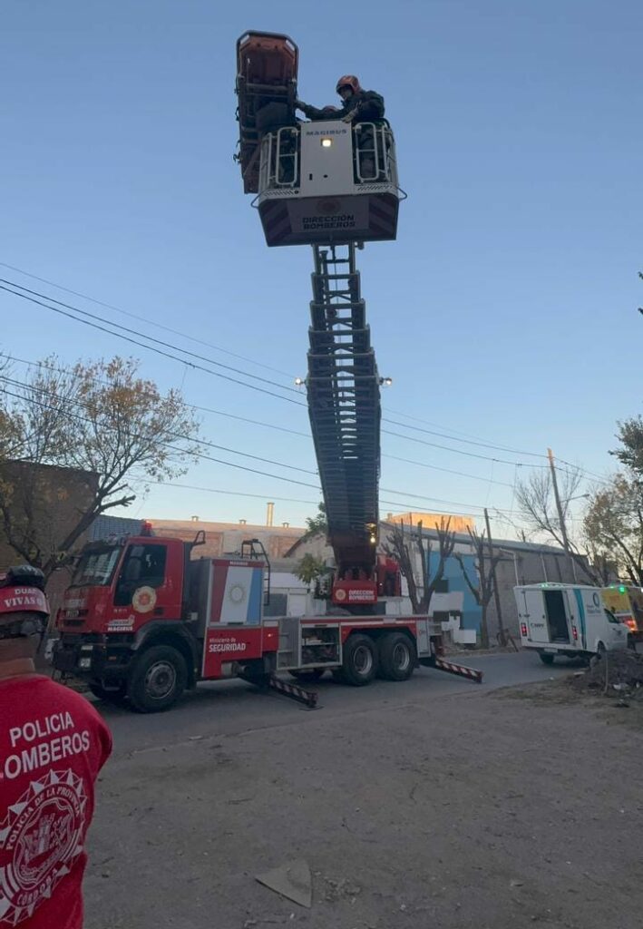 Murió un hombre electrocutado mientras manipulaba cables en un poste