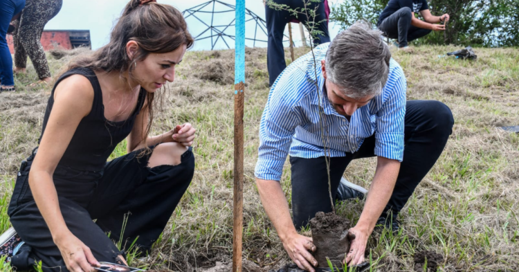 La iniciativa Youth Climate Action Fund financia proyectos ambientales liderados por jóvenes de entre 15 y 24 años para impulsar soluciones frente al cambio climático.