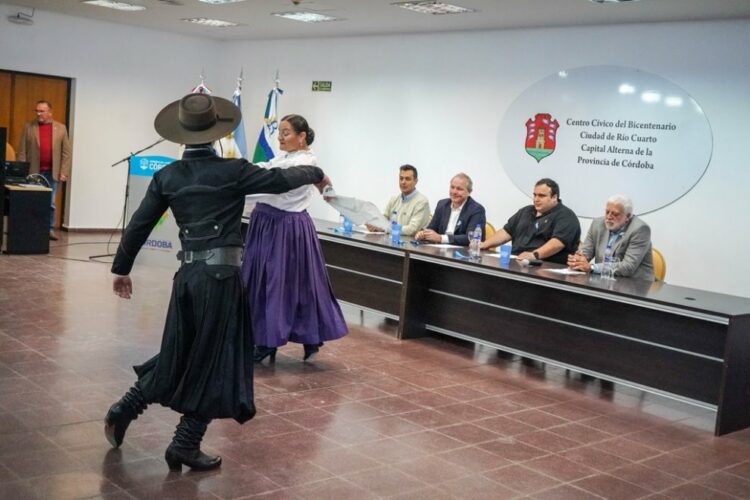 Las Higueras celebrará el 25 de Mayo con una nueva edición del festival “Sabores y Saberes”, que incluirá música, gastronomía, desfile cívico militar y el show de Lázaro Caballero.