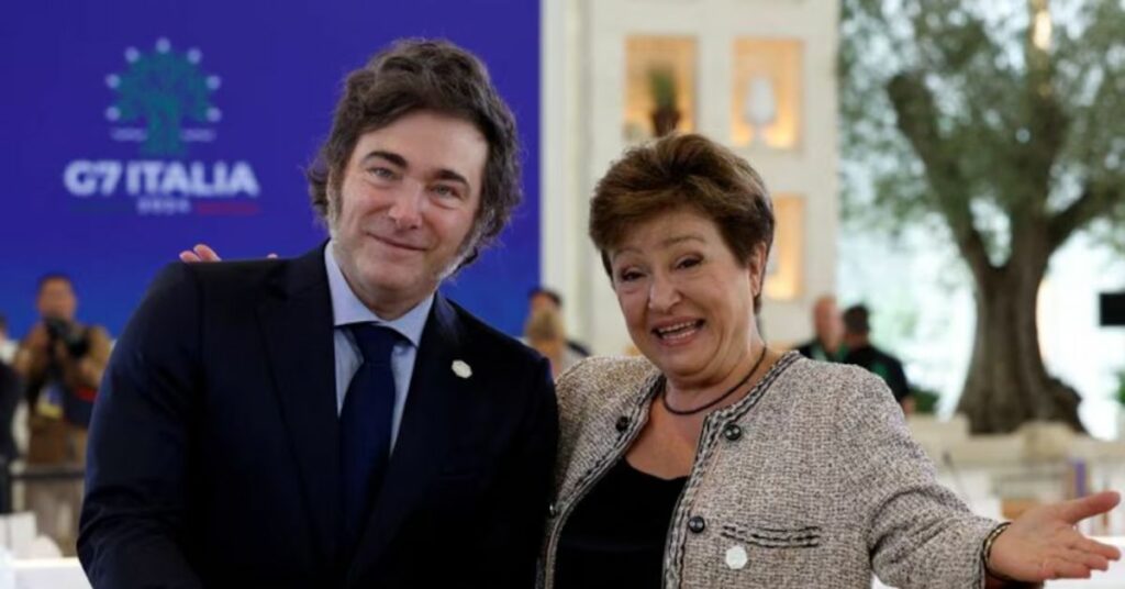 El FMI propone cambios en Ganancias, IVA y Monotributo Foto de archivo - La directora gerente del Fondo Monetario Internacional (FMI), Kristalina Georgieva, y el presidente de Argentina, Javier Milei (Reuters)
