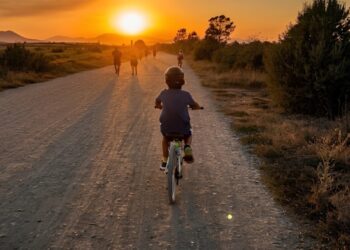 El niño disfruta del fútbol, la bicicleta y espera ser acompañado con amor y compromiso en su crecimiento.