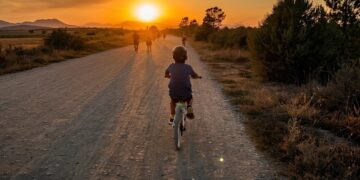El niño disfruta del fútbol, la bicicleta y espera ser acompañado con amor y compromiso en su crecimiento.