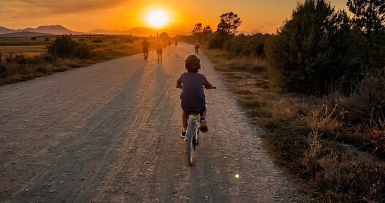 El niño disfruta del fútbol, la bicicleta y espera ser acompañado con amor y compromiso en su crecimiento.