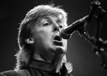 Paul McCartney actuando en 1989 con un SM58.