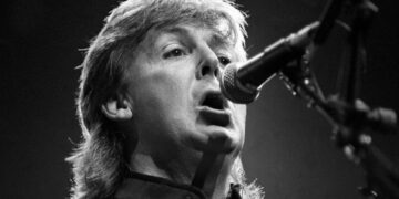 Paul McCartney actuando en 1989 con un SM58.
