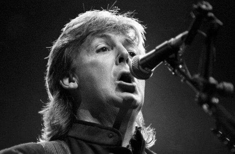 Paul McCartney actuando en 1989 con un SM58.
