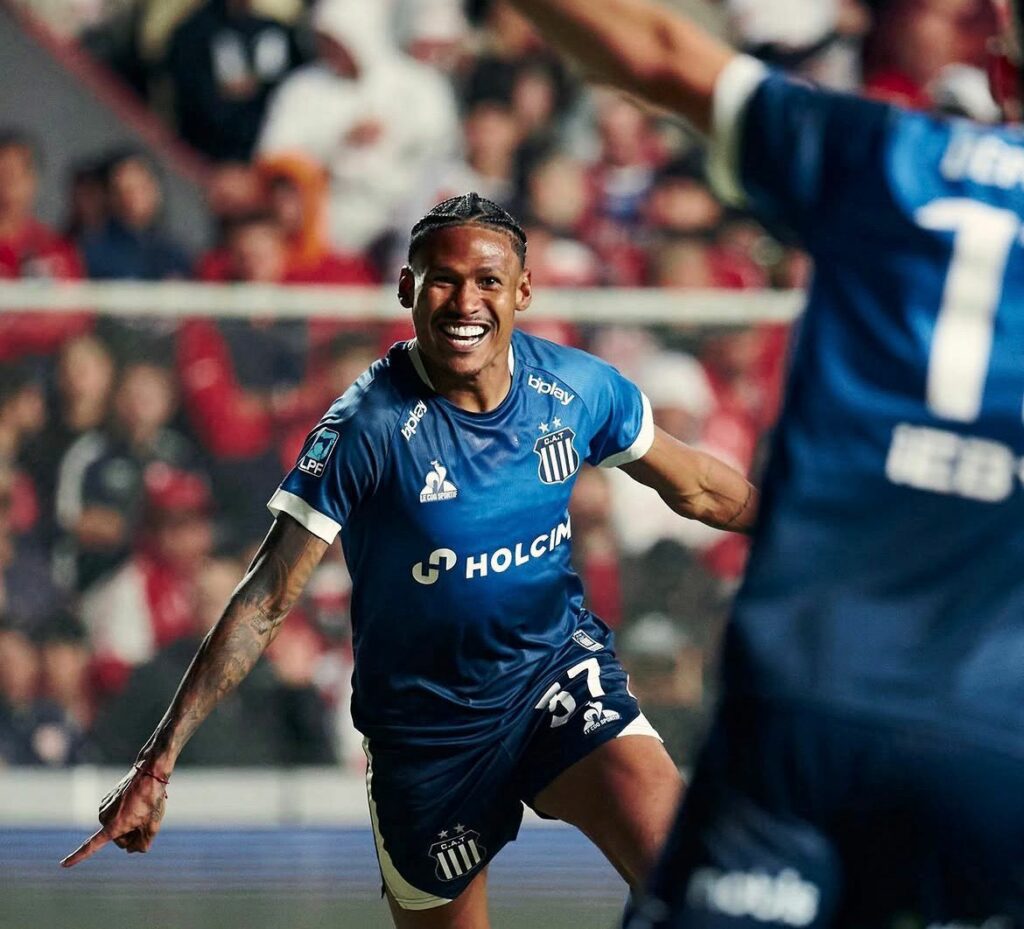 El brasileño Rick guapeó, le ganó a su marca y se acomodó para sacar un enorme zurdazo que se clavó al ángulo para el 1-0.