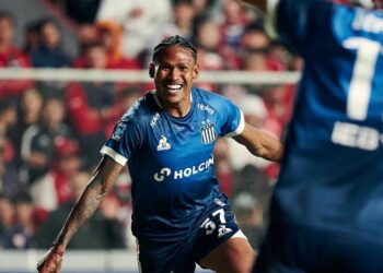 El brasileño Rick guapeó, le ganó a su marca y se acomodó para sacar un enorme zurdazo que se clavó al ángulo para el 1-0.