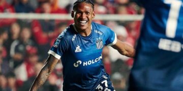 El brasileño Rick guapeó, le ganó a su marca y se acomodó para sacar un enorme zurdazo que se clavó al ángulo para el 1-0.