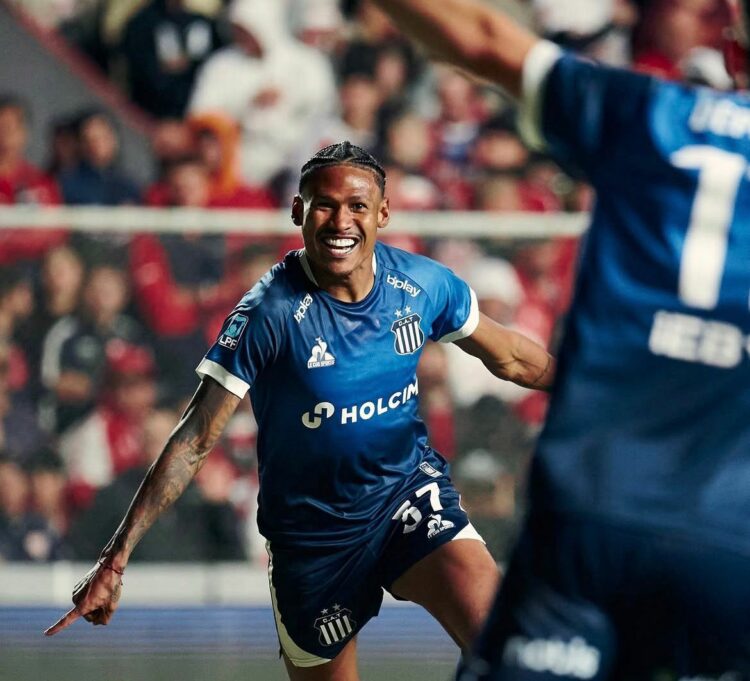 El brasileño Rick guapeó, le ganó a su marca y se acomodó para sacar un enorme zurdazo que se clavó al ángulo para el 1-0.