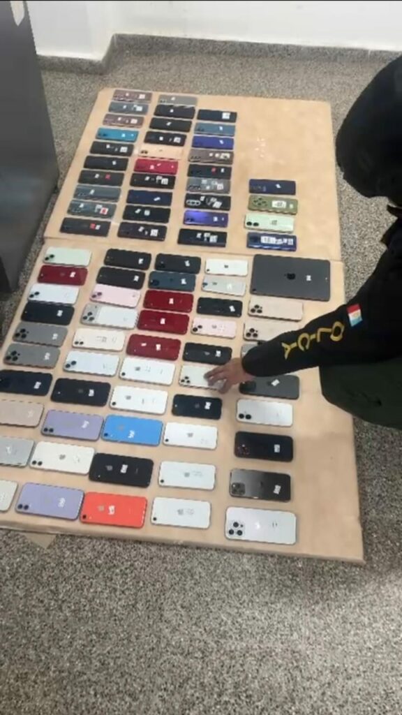 Secuestran más de 80 celulares en un operativo policial tras el rastreo de un teléfono robado.