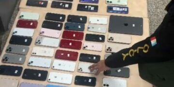 Secuestran más de 80 celulares en un operativo policial tras el rastreo de un teléfono robado.