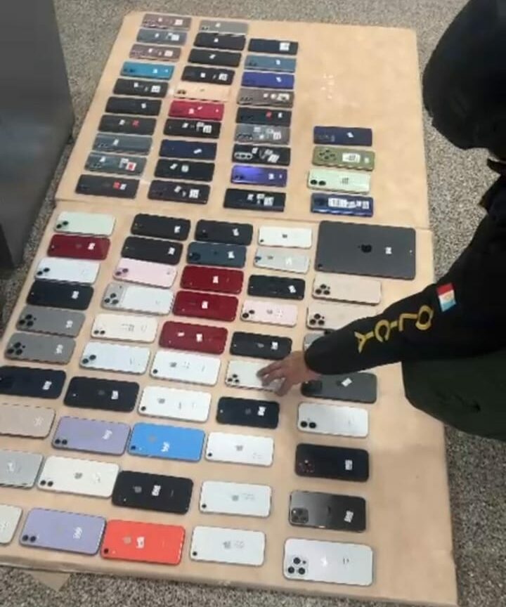 Allanaron un departamento y secuestraron más de 80 celulares ocultos Secuestran más de 80 celulares en un operativo policial tras el rastreo de un teléfono robado.