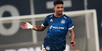 El jugador no pudo seguir a bordo de su auto y debió ser recogido por otra persona.