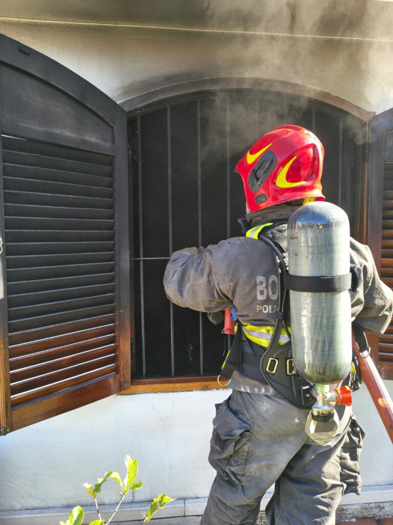 Un adolescente terminó herido tras un incendio en su vivienda