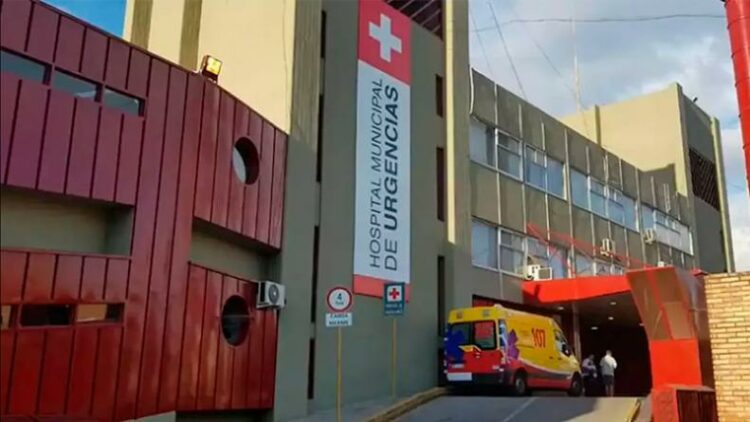 Un mecánico fue aplastado mientras reparaba un camión y fue trasladado en estado grave al Hospital de Urgencias.