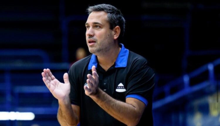 Martín González, entrenador de Independiente de Oliva.