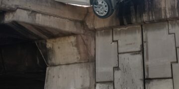 Un automovilista perdió el control y terminó contra el guardarrail