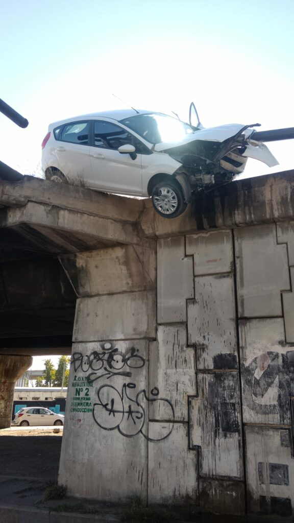 Un automovilista perdió el control y terminó contra el guardarrail