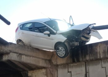 Un automovilista perdió el control y terminó contra el guardarrail