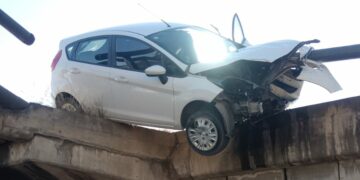 Un automovilista perdió el control y terminó contra el guardarrail