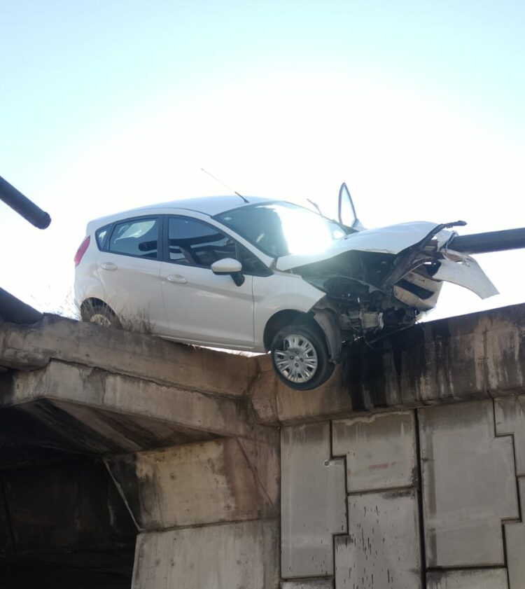 Un conductor perdió el control de su auto en el puente de Bajada Pucará y chocó contra el guardarrail; pese al fuerte impacto, no hubo heridos.