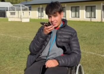 Sus compañeros venden alfajores para que él pueda viajar y operarse