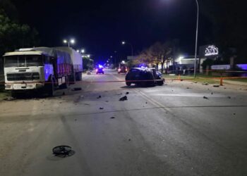Murió un automovilista tras chocar contra un camión estacionado