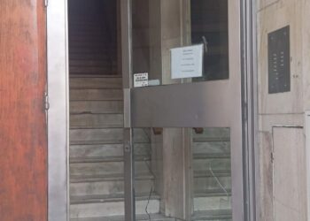 Detuvieron a un hombre tras romper el ingreso de un edificio