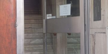 Detuvieron a un hombre tras romper el ingreso de un edificio