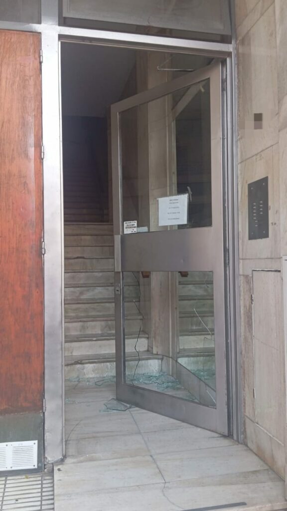 Detuvieron a un hombre tras romper el ingreso de un edificio