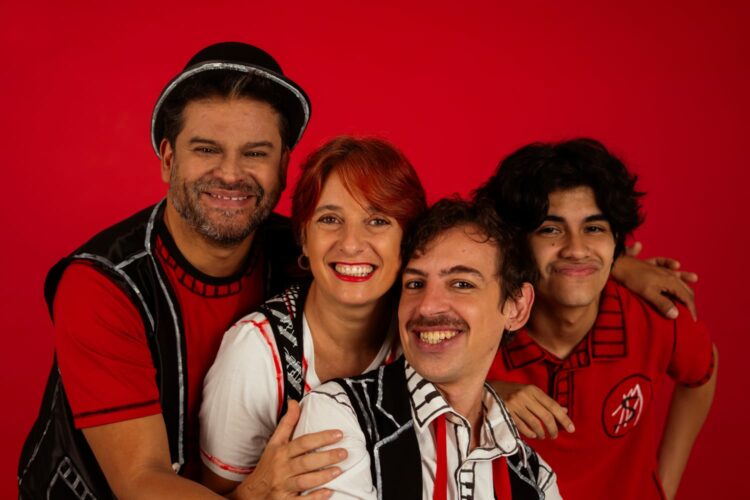 El elenco que da vida a este viaje está integrado por Ceci Raspo, Mateo García, Pedro Gorena y Beto Gorena.
