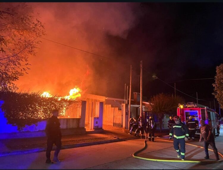 Bomberos voluntarios lograron sofocar el incendio en una vivienda de Alta Gracia, donde un hombre resultó con quemaduras graves.