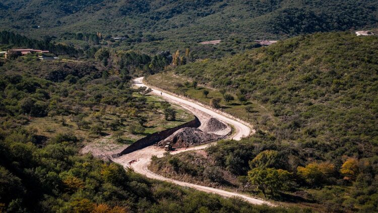 La pavimentación de la Ruta Provincial S-372 ya registra un avance cercano al 33% y busca mejorar la conexión entre Santa Rosa de Calamuchita y Soconcho, potenciando el turismo y el desarrollo regional.