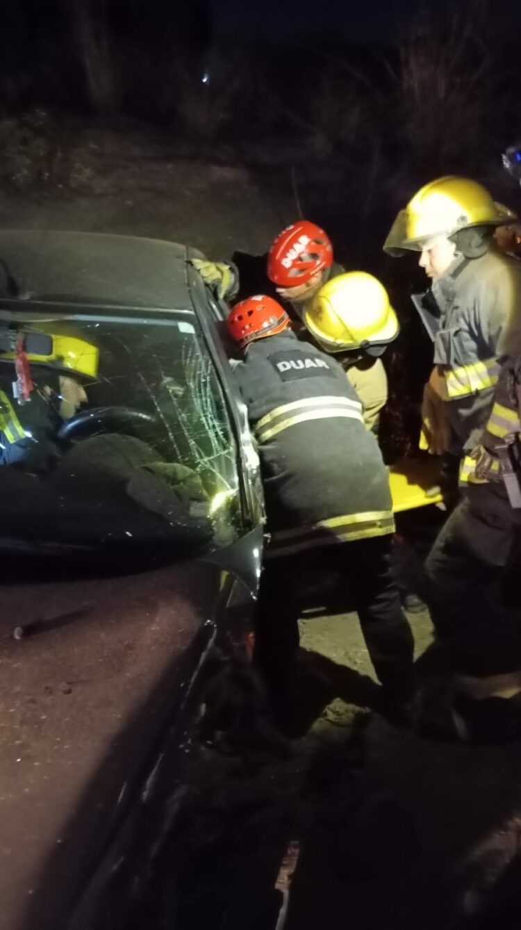 Un hombre de 75 años fue rescatado por el DUAR tras quedar atrapado en su vehículo luego de un choque múltiple sobre la Ruta 38, en Punilla.