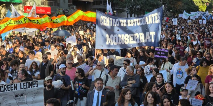 La Marcha Federal Universitaria es multitudinaria en Córdoba