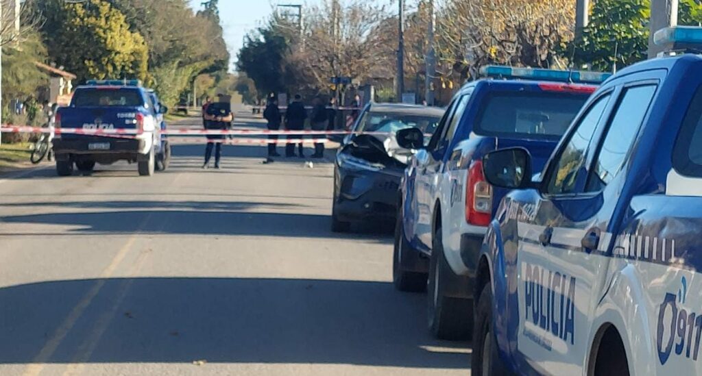 Un motociclista chocó contra una camioneta y murió