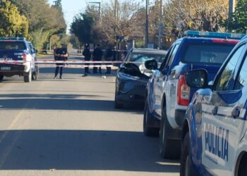 Un motociclista chocó contra una camioneta y murió